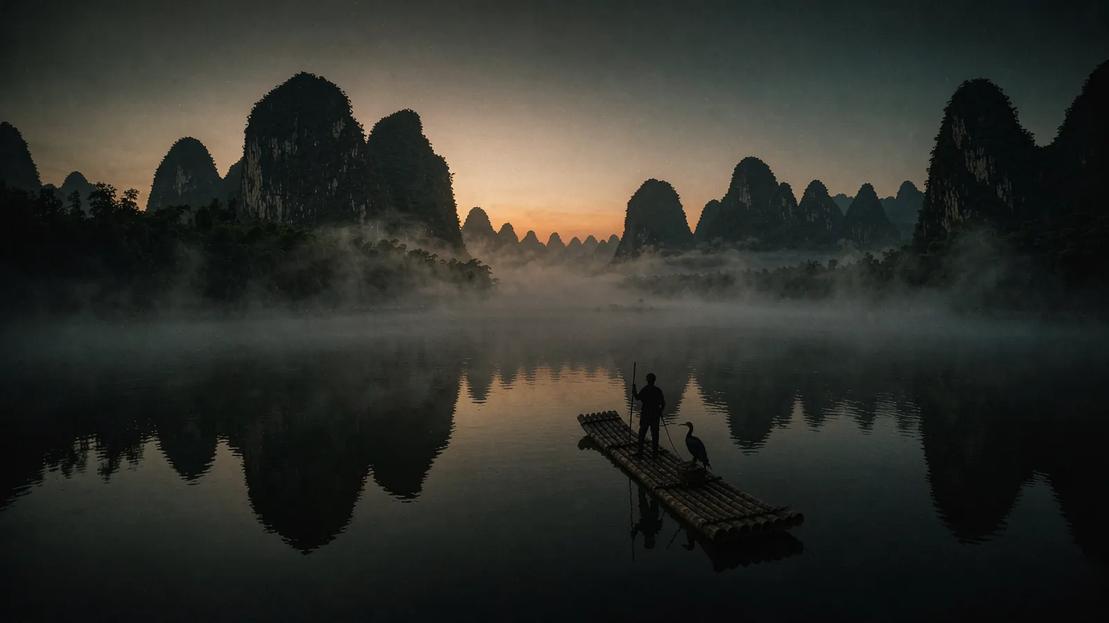 Montanhas cársticas e rio envoltos em névoa matinal, nos arredores de Guilin