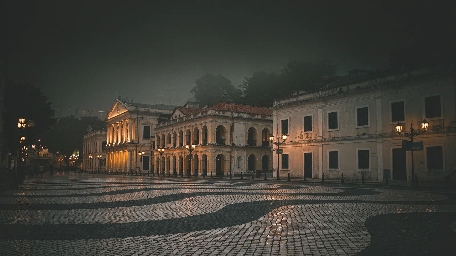 Rua antiga da Taipa em Macau ao fim da tarde, fachadas coloridas