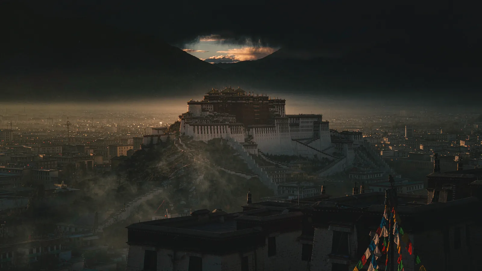 Peregrinos a circundar o templo de Jokhang em Lhasa de manhã