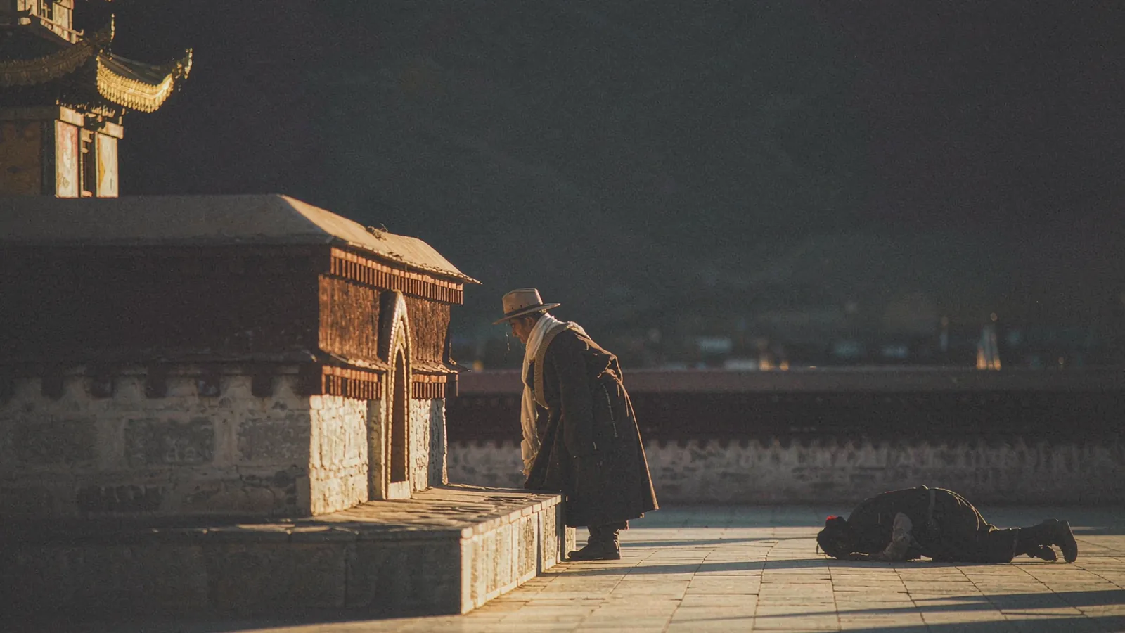 Telhados dourados de um mosteiro no planalto tibetano ao fim da tarde