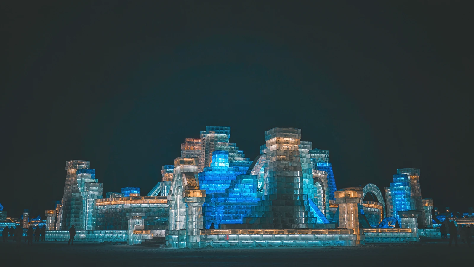 Esculturas de gelo iluminadas por dentro no recinto do Festival de Gelo de Harbin, à noite