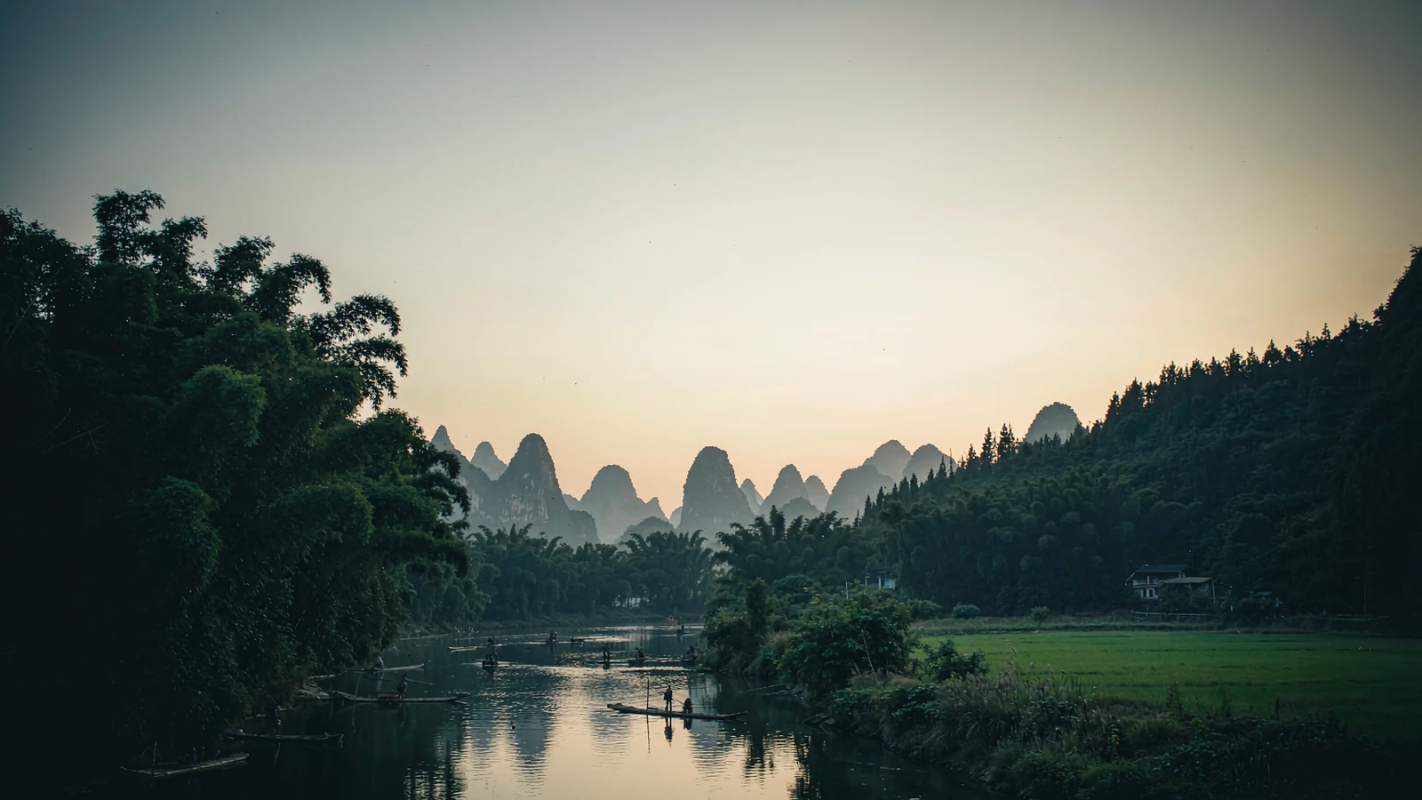 Jangada de bambu descendo o rio Li entre os campos e os picos de Yangshuo