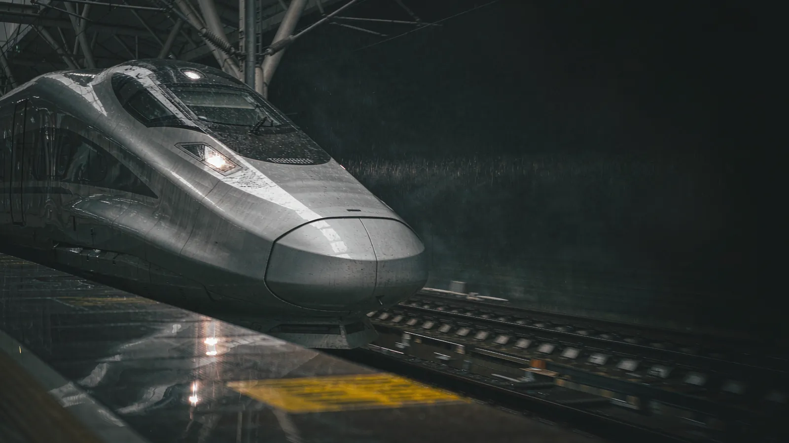 Comboio de alta velocidade parado na plataforma de uma estação chinesa, ao meio-dia