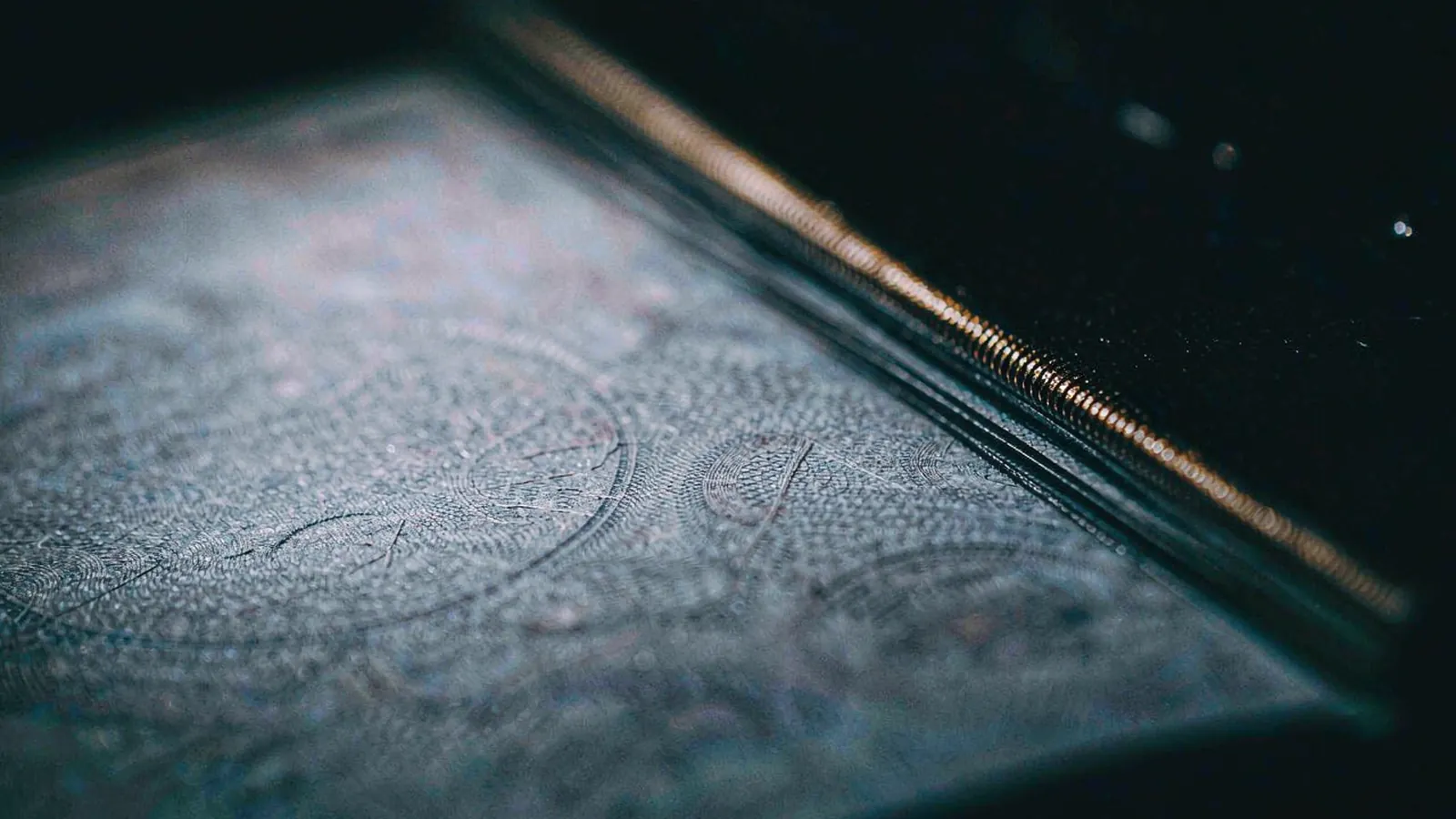 Passaporte aberto sobre uma mesa, ao lado de um formulário impresso, de manhã