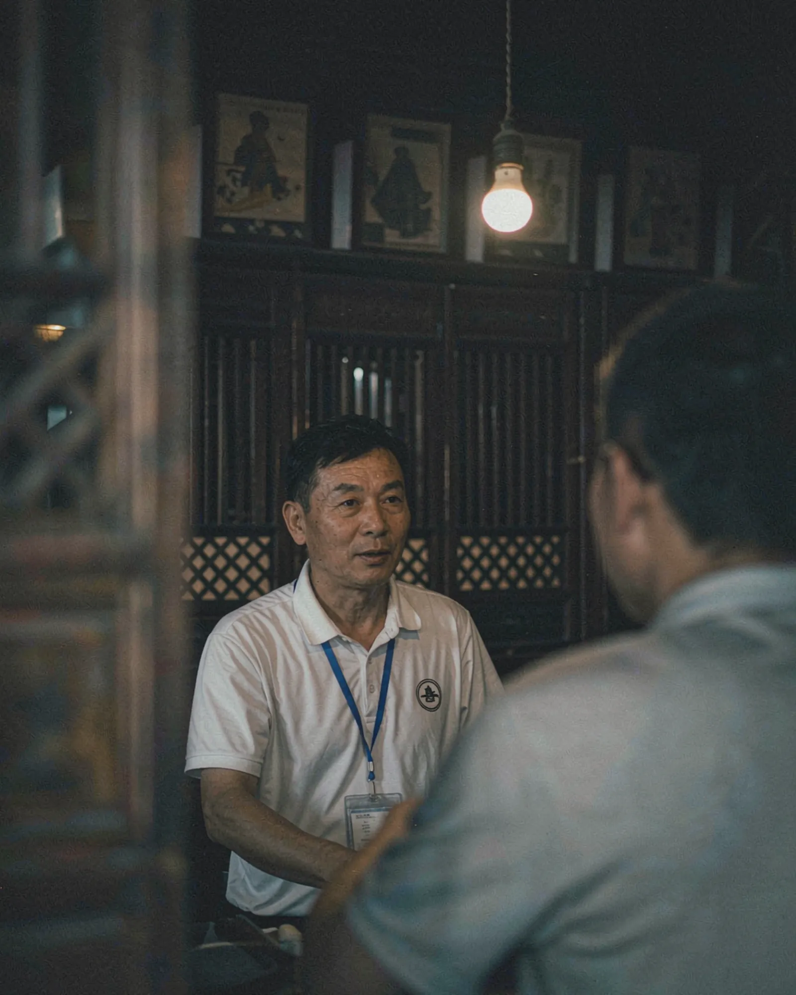 Retrato de Zhou Min, Atendimento ao viajante em Xangai